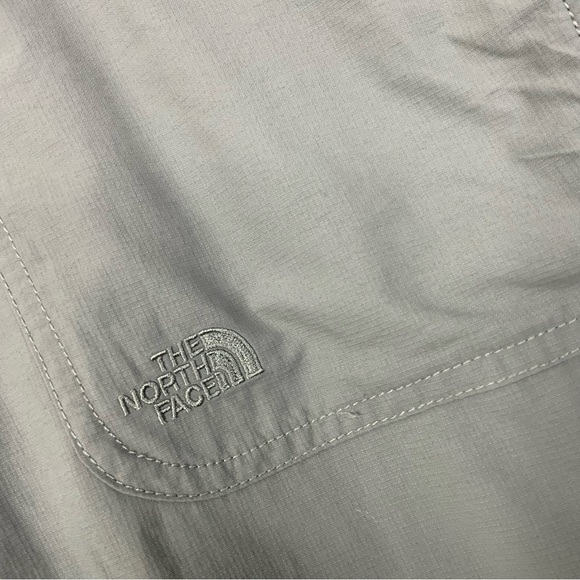 The North Face Water Resistant Convertible Pants. Green. Size 12. - Picture 6 of 9